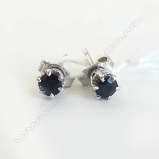 PR 9cT WHITE GOLD & SOLITAIRE SAPPHIRE EARRINGS