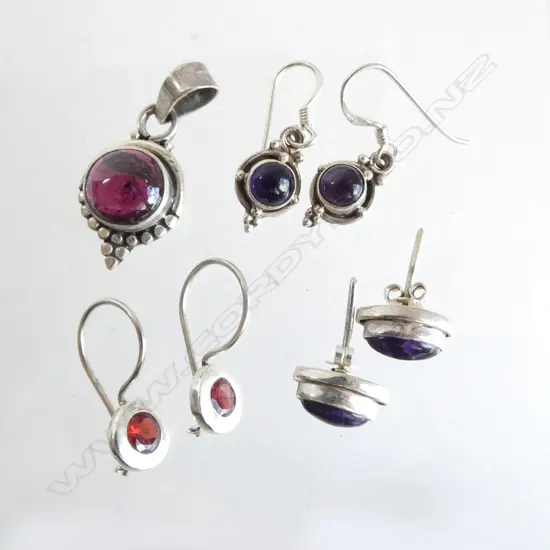 3 PRS SILVER & GARNET EARRINGS & SILVER & GARNET PENDANT