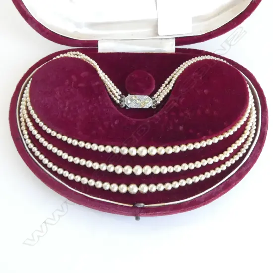 EARLY 20thC GRADUATED SIMULATED PEARL NECKLACE IN ORIGINAL LA RONDE BOX