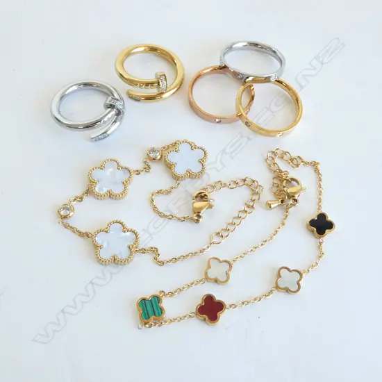 7 PCS COSTUME JEWELLERY; 2 CLOVER DESIGN BRACELETS, 3 STACKABLE RINGS & 2 NAIL RINGS