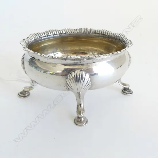 GEORGE III SILVER SALT 4 legs w pad feet 75gms. Probably 1769