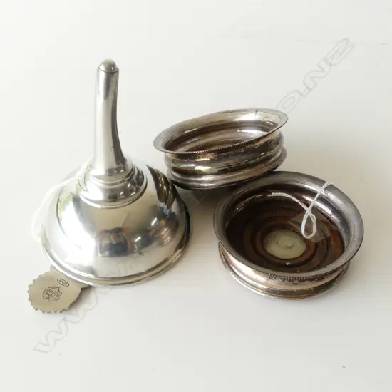 PR SMALL SIZE GEO S/PLATED WINE COASTERS DIA85 &ETAIN METAL WINE FUNNEL L120MML