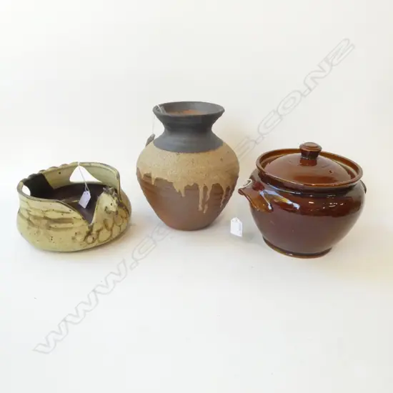 3 PCES. POTTERY INCLUDING PEARSON'S OF CHESTERFIELD, CHICKEN FORM BOWL (SMALL CHIP)