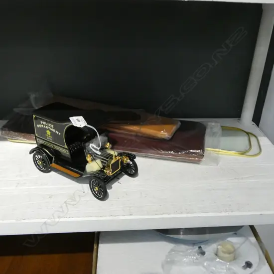FRANKLIN MINT DIE CAST MODEL T POLICE WAGON L210MM & CLASSIC CAR RACK L500MM