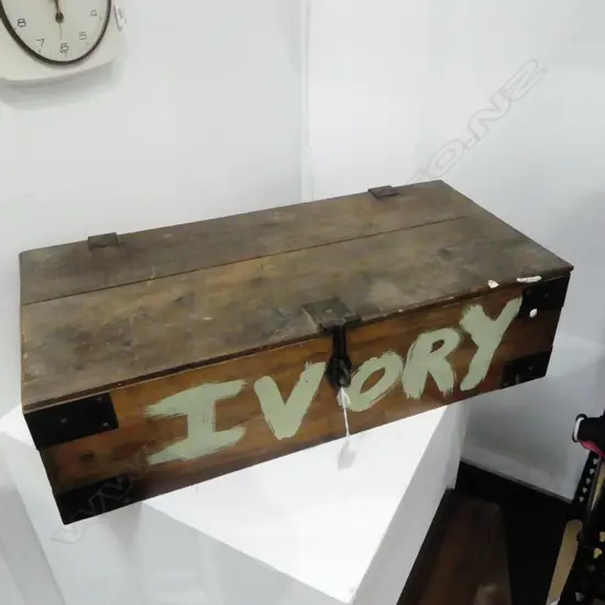 IRON BOUND PINE BOX W.635mm