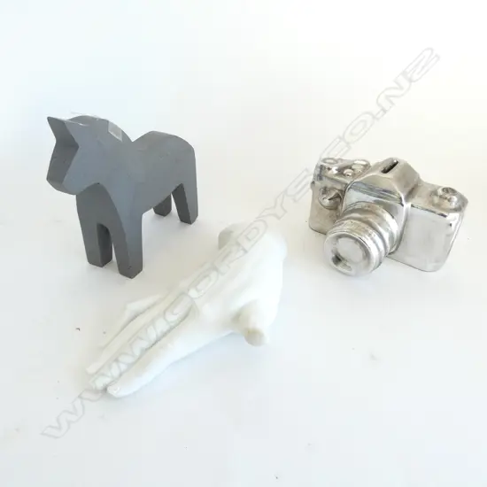 3 DECOR PCES; SILVER CERAMIC CAMERA W.160mm, BRUTALIST CONCRETE HORSE, WHITE RESIN HAND L.220mm