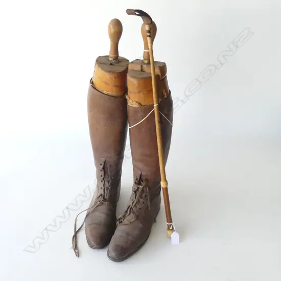 PR OLD BROWN LEATHER BOOTS with wooden trees H.620mm + riding CROP
