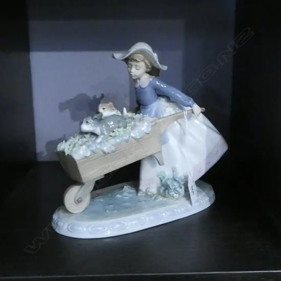 LLADRO #5460, GIRL w. WHEELBARROW W.250mm