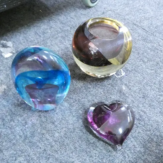 3 PCES ART GLASS INCL. HEART SIGNED DE FLUTE H.85mm