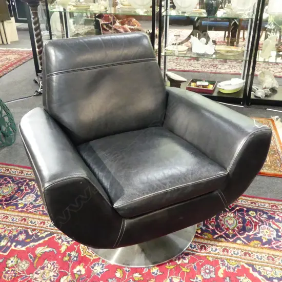 ROTATING BLACK LEATHER ARMCHAIR