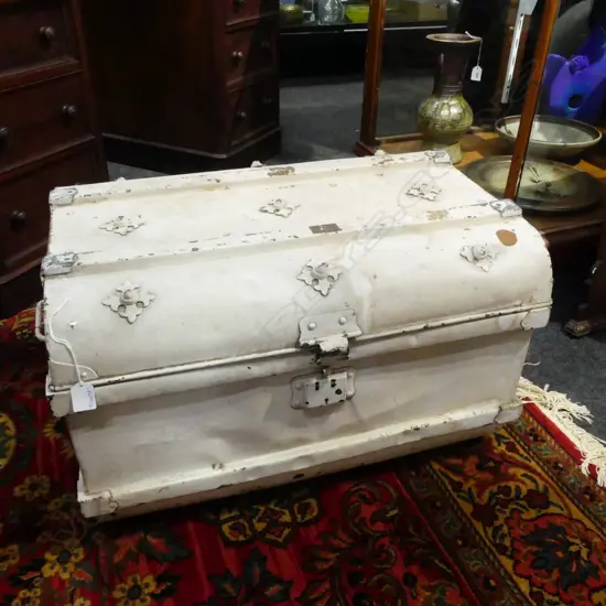 WHITE PAINTED METAL TRUNK 640x450x400mm