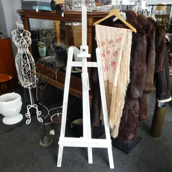 VINTAGE EASEL 