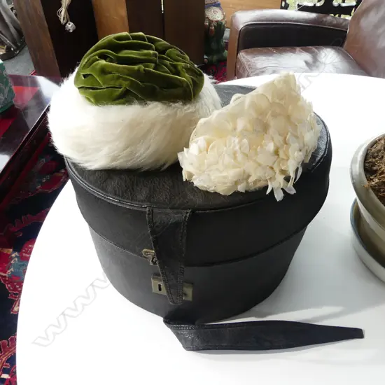 VINTAGE BLACK REXEN HATBOX DIA 350MM & 2 VINTAGE LADIES HATS 