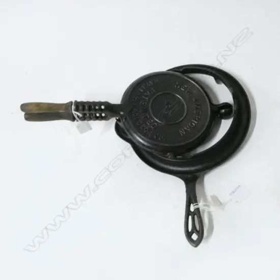 (3733) ANTIQUE CAST IRON GRISWOLD NEW AMERICA 'No.7' WAFFLE IRON L.390mm