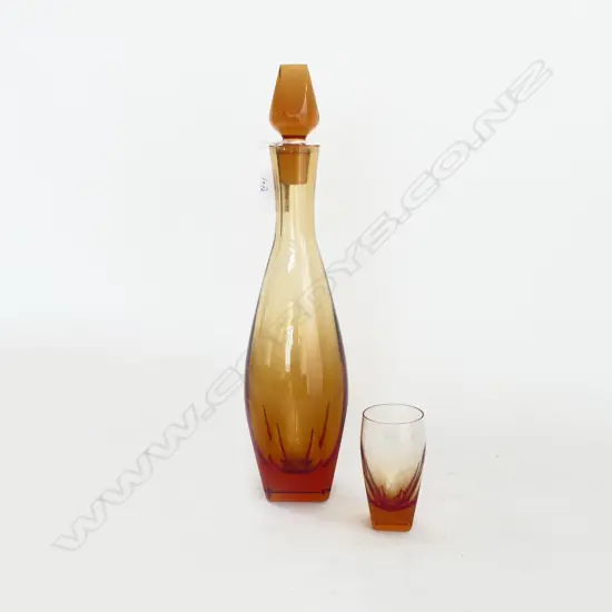 STYLISH MID-CENTURY AMBER GLASS DECANTER & GLASS square cut base