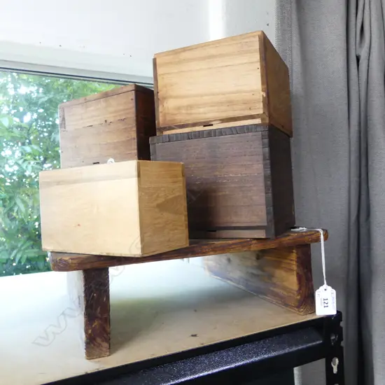 5 old wood small boxes (w. 2 lacquer ornaments) + small cedar table