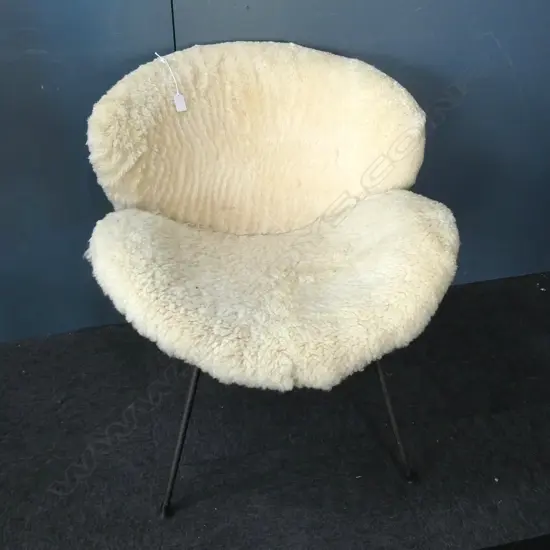 RETRO SHEEPSKIN LIP CHAIR