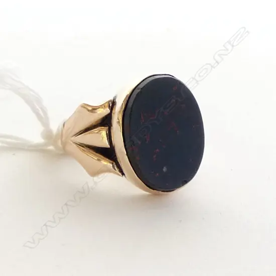 9CT GOLD GENTS SIGNET RING w CENTRAL BLOODSTONE (sml chips to edge of stone) 8.3gm SIZE Q