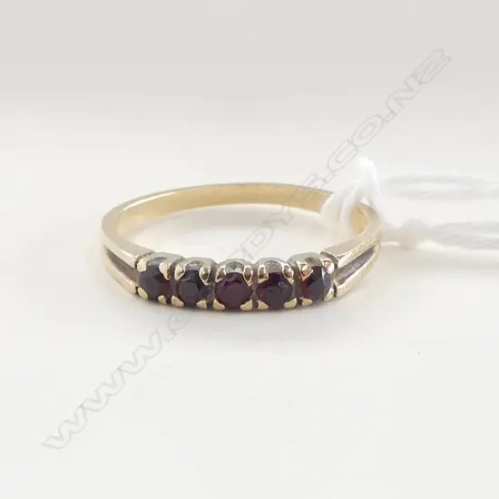 9ct GOLD & 5 GARNET RING 1.76gms size O