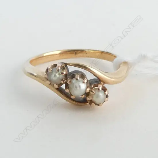 9ct GOLD 3 CULTURED PEARL RING 3.1gms SIZE M