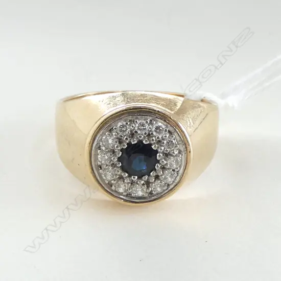 9ct SAPPHIRE & DIAMOND CLUSTER SIGNET TYPE RING 6.38gms SIZE T