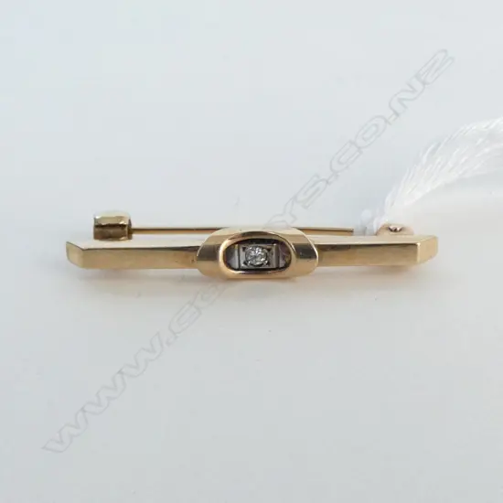 9CT GOLD AND DIAMOND BROOCH 2.96gm