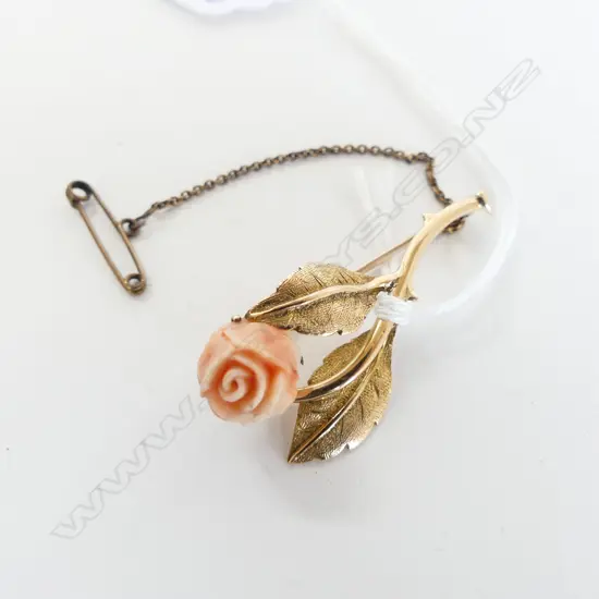 15CT CORAL ROSE BROOCH L.40mm, 5.4grms