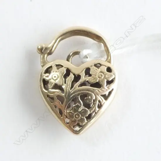 9ct GOLD PUFF HEART PADLOCK CLASP floral pierced & engraved 3gms