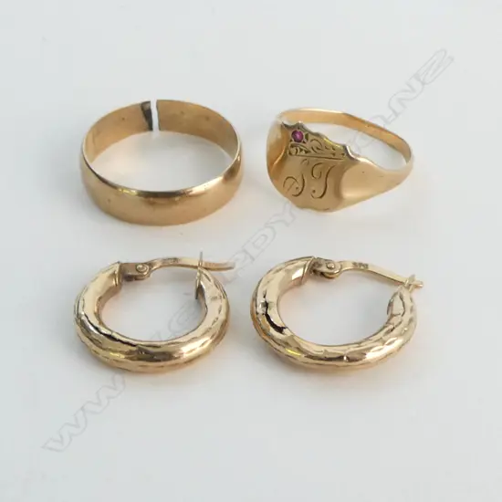 9ct GOLD: PR EARRINGS + 2 RINGS. 4.5gms