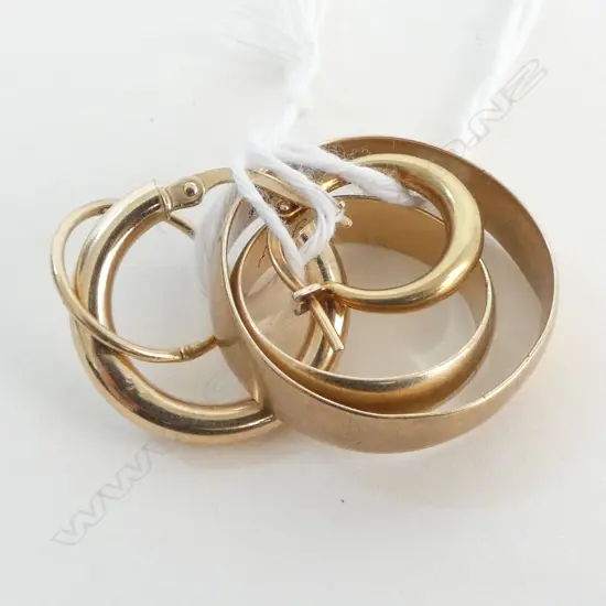 9ct GOLD: 3 EARRINGS + 2 RINGS. 7.26gms