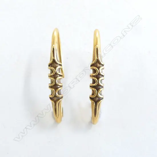 PR 14ct HOOK EARRINGS from the METROPOLITAN MUSEUM NEW YORK. 3.2gm