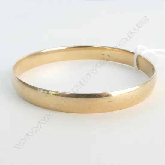 9ct YELLOW GOLD SOLID BANGLE width 9mm. 29.87gms