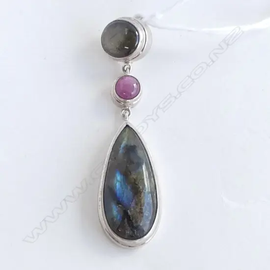 SILVER LABRADORITE & PINK SAPPHIRE CABOCHON PENDANT, L.60mm 