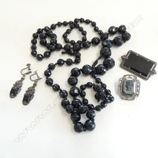 4 PCES BLACK JEWELLERY; GLASS NECKLACE AF, 2 BROOCHES + PR EARRINGS