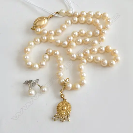 18CT GOLD AND PEARL NECKLACE WITH A PAIR OF PEARL STUDS