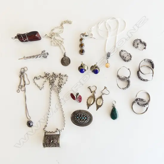 TRAY OF S/SILVER JEWLERY ETC