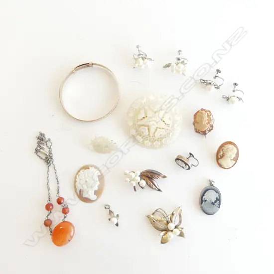 TRAY OF CAMEOS MOP PEARLS ETC