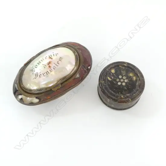 2 VINTAGE SMALL BOXES: MOP SHELL & part red lacquer + Bakelite powder compact