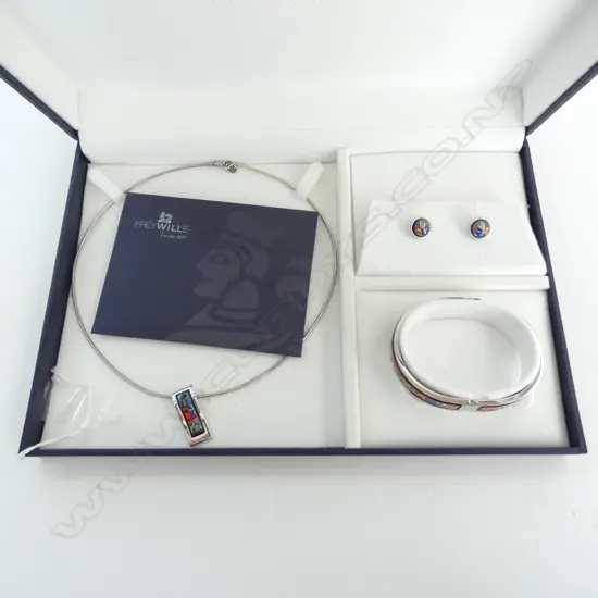 AUSTRIAN FREY WILLE JEWELLERY SUITE IN ORIGINAL BOX AND WITH PAPERS