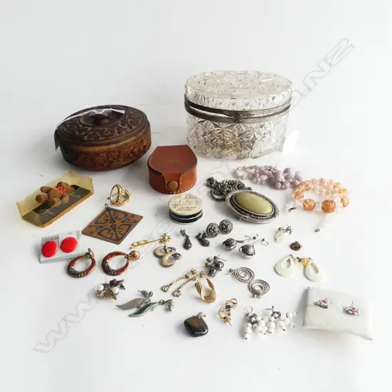 GLASS DRESSINGTABLE BOX & COSTUME JEWLERY  WITH WOODEN BOX DIA125MM & CONTENTS