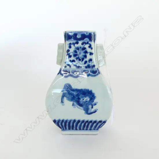 CHINESE B/W ARROW VASE H.155mm