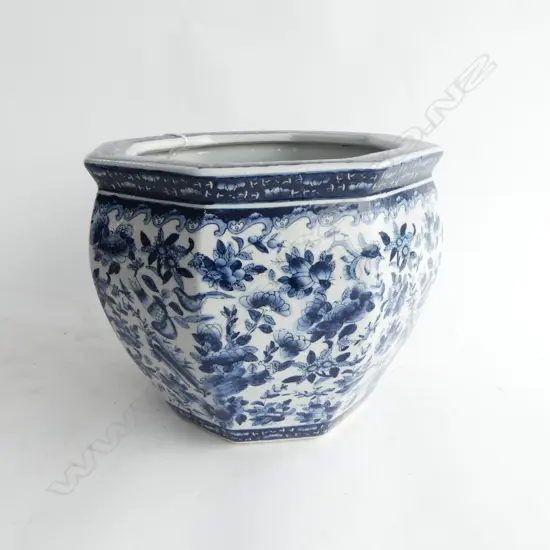CHINESE B/W JARDINIERE H.190mm