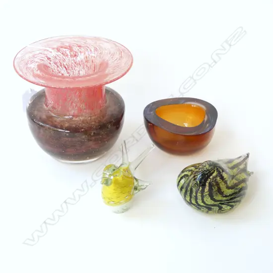 4 PCES ART GLASS; VASE BY EKENAS SWEDEN H.140mm, 2 BIRDS (CHIPS), AMBER BOWL