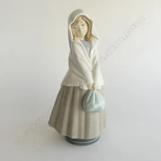 NAO FIGURE GIRL IN CAPE H250MM