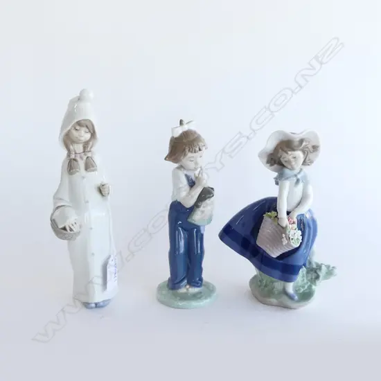 3 FIGURINES; 2 LLADRO H.215mm + 1 NAO