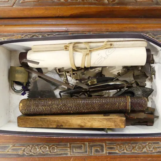 Kiseru pipe, scroll, scroll ends, others in a small cardboard box