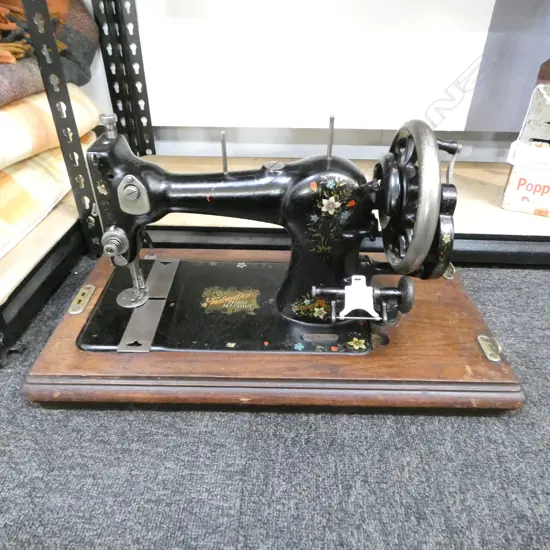 ANTIQUE 'FEDERATION' SEWING MACHINE, CASED W.510mm