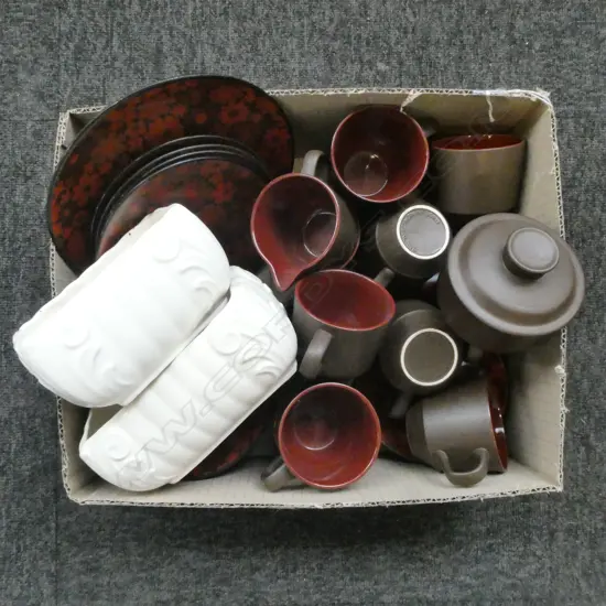 BOX C/LYNN CUP SAUCERS & 2 WHITE VASES