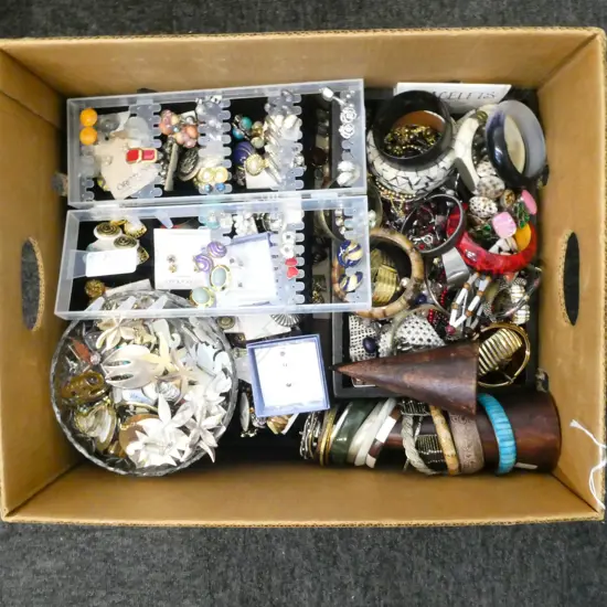 LARGE COLLECTION OF COSTUME JEWLERY