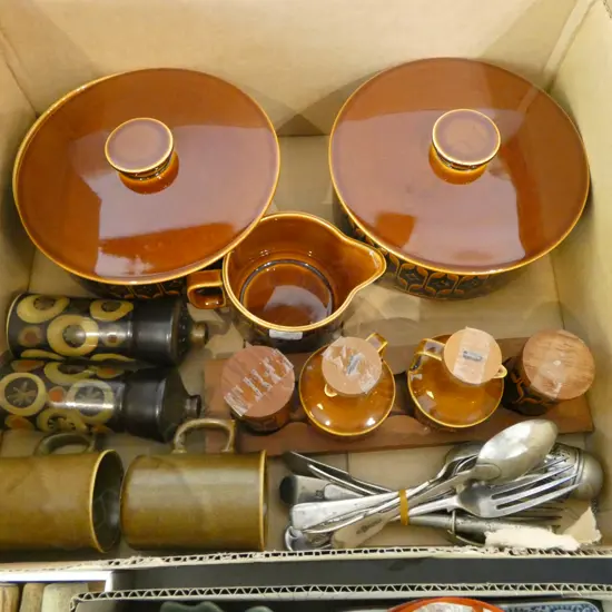 RETRO CERAMICS; HORNSEA, DENBY & TEMUKA , INCLDS HORNSEA HEIRLOOM CRUET SET on MAHOGANY STAND